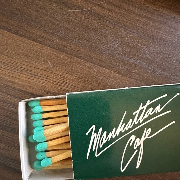 Vintage Manhattan NYC Matchbooks 1970s 1980s Manhattan Cafe Sheraton LOT OF 4 - Picture 6 of 9